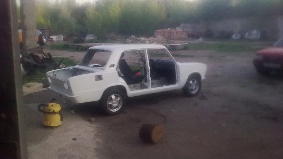 Lada 2103 біла старенька 3