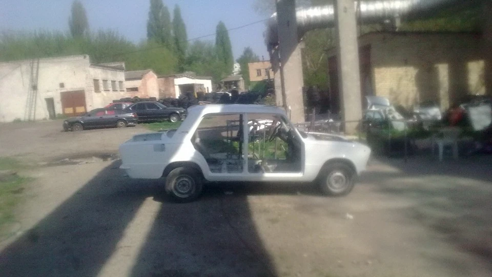 Lada 2103 біла старенька 4