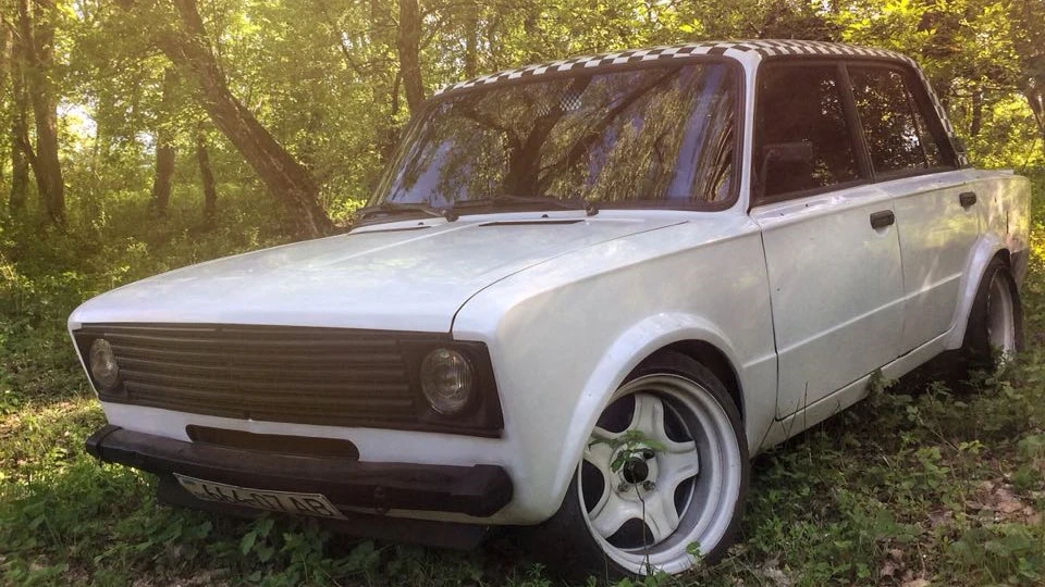Lada 2103 black and white 4
