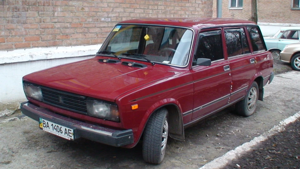 Lada 2104 Гнила вишня; 3