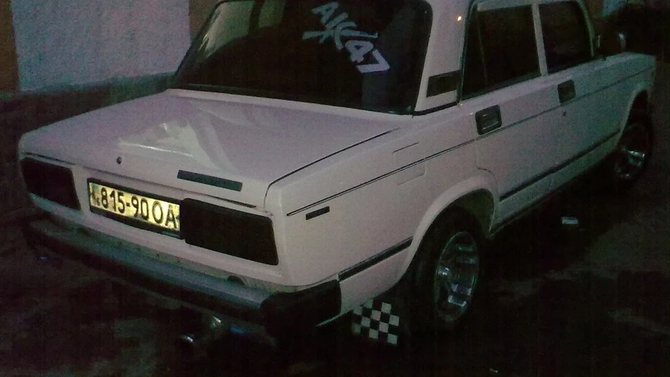 Lada 2105 1.2 стоїть на місці