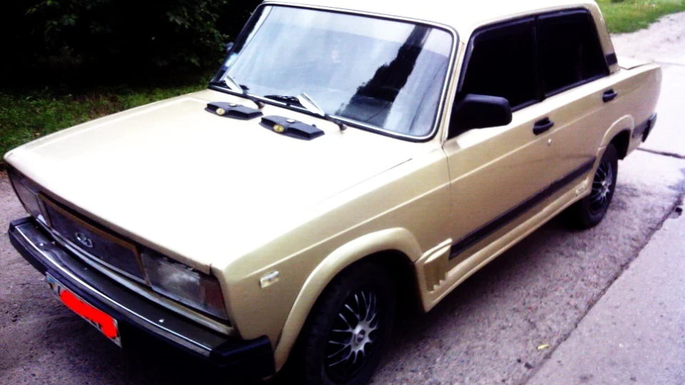 Lada 2105 1.5 L 3