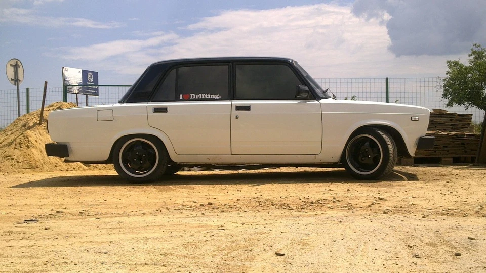 Lada 2105 БІЛА І ТРОХИ ЧОРНОГО 2