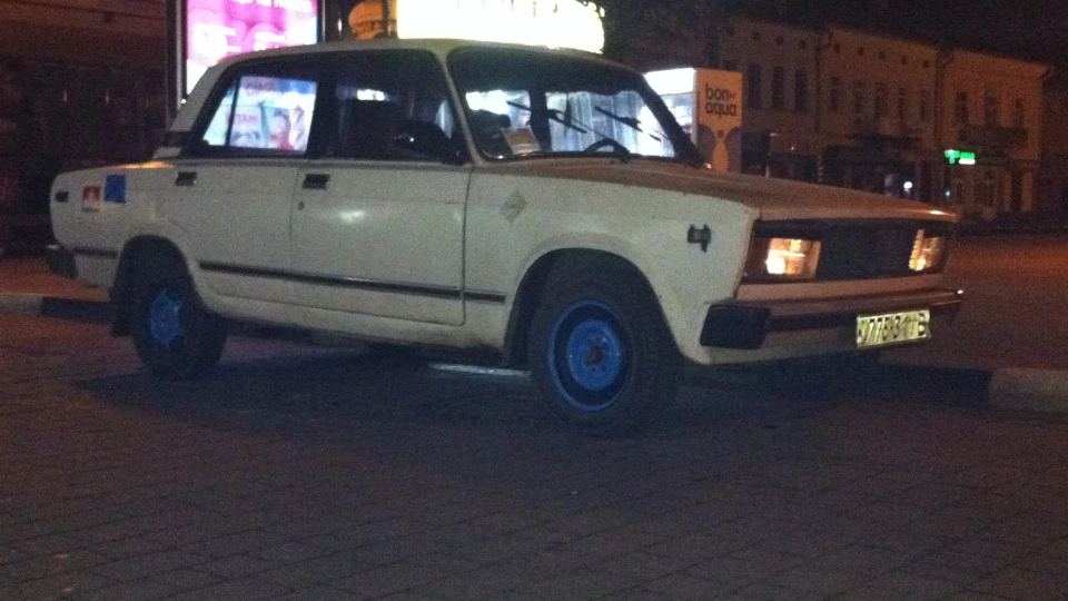 Lada 2105 b&w 4
