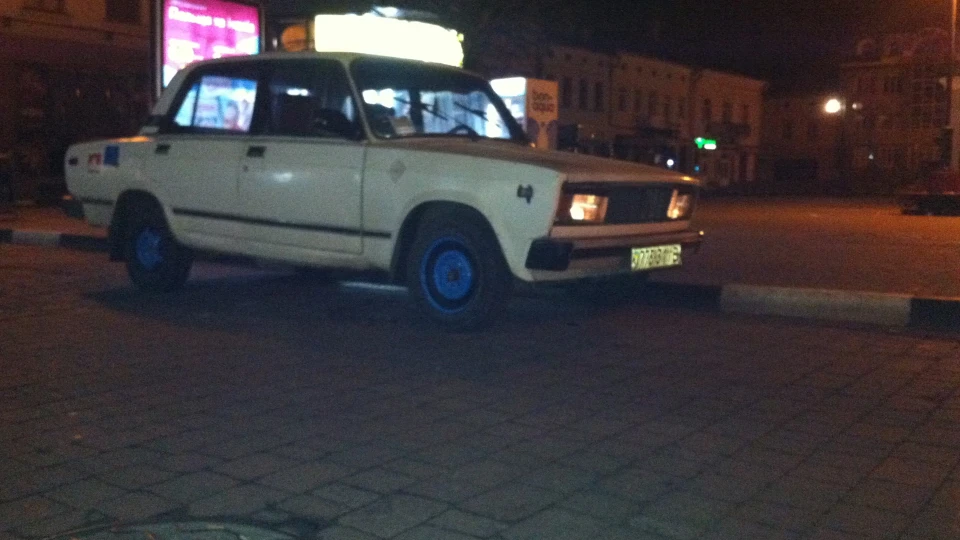 Lada 2105 b&w 5