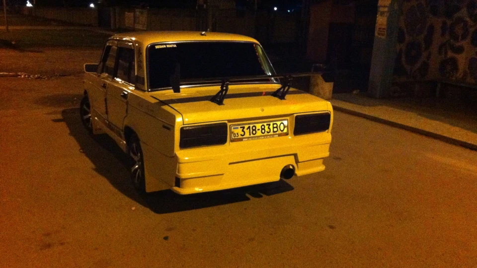 Lada 2105 Classic Car 2