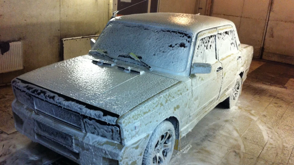 Lada 2105 Classic Car 4