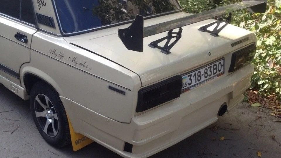 Lada 2105 Classic Car 5