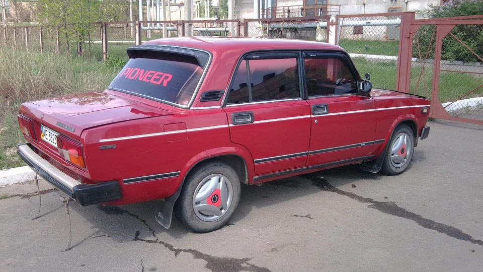 Lada 2105 вишневий 3
