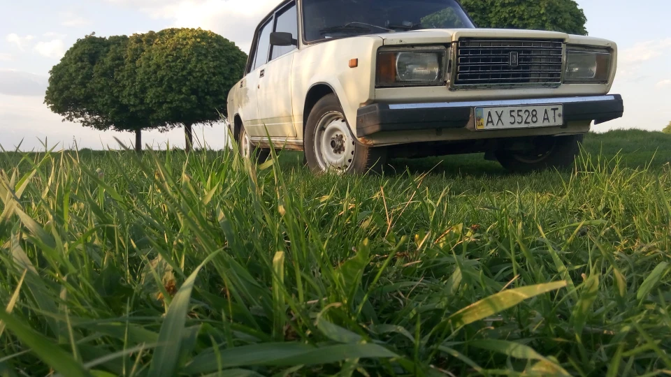 Lada 2107 білий метелик
