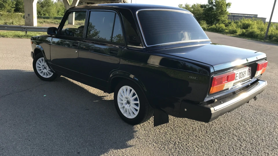 Lada 2107 Чорниця, металік. 1.5 4