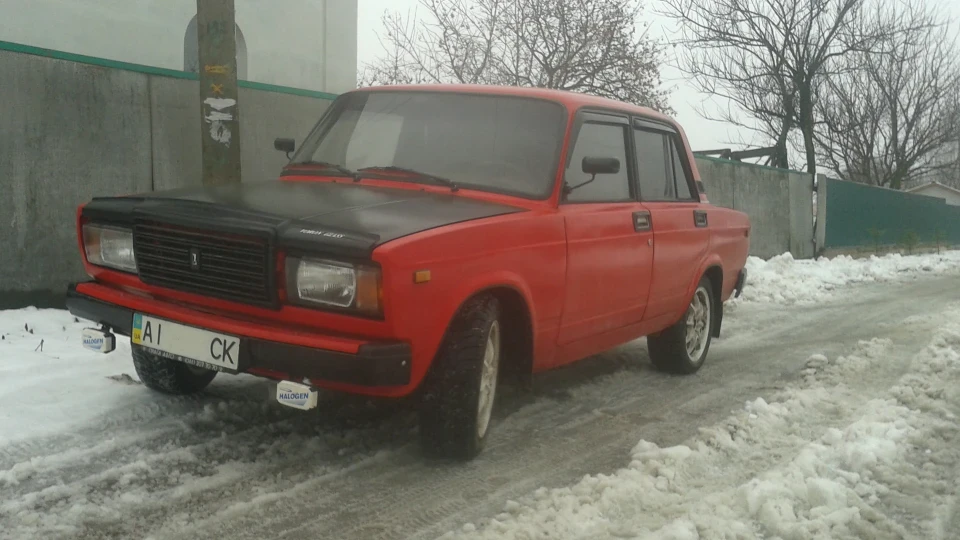 Lada 2107 чорний капот 2