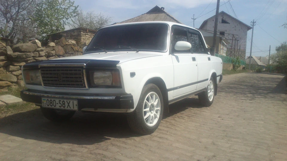 Lada 2107 нехай не BMW зате сім 3