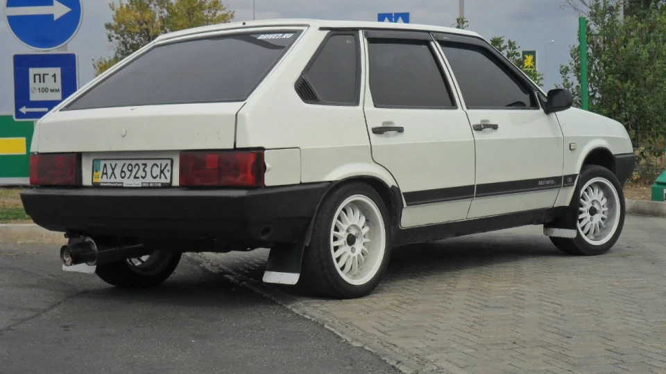 Lada 2109 white and black 3