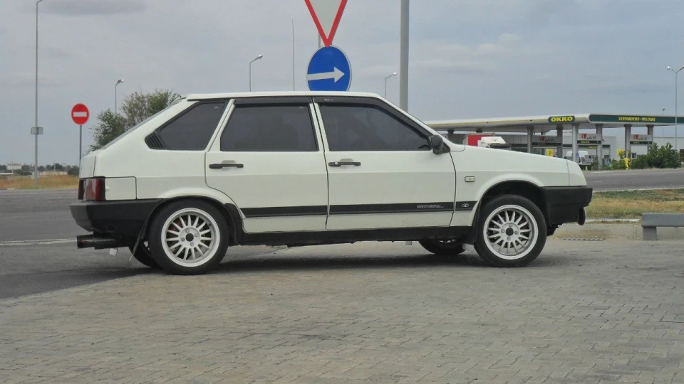 Lada 2109 white and black 4