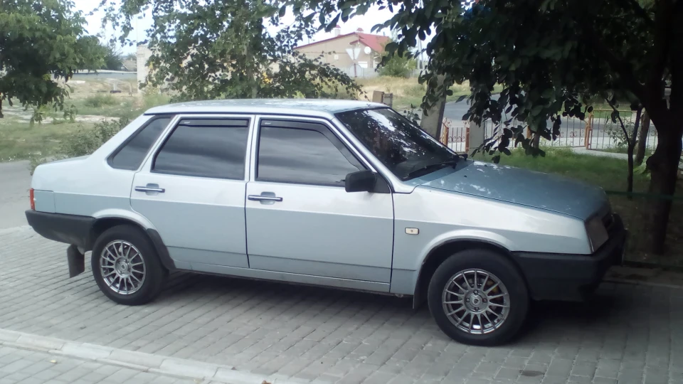 Lada 21099 4