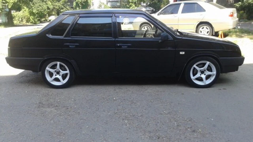 Lada 21099 4