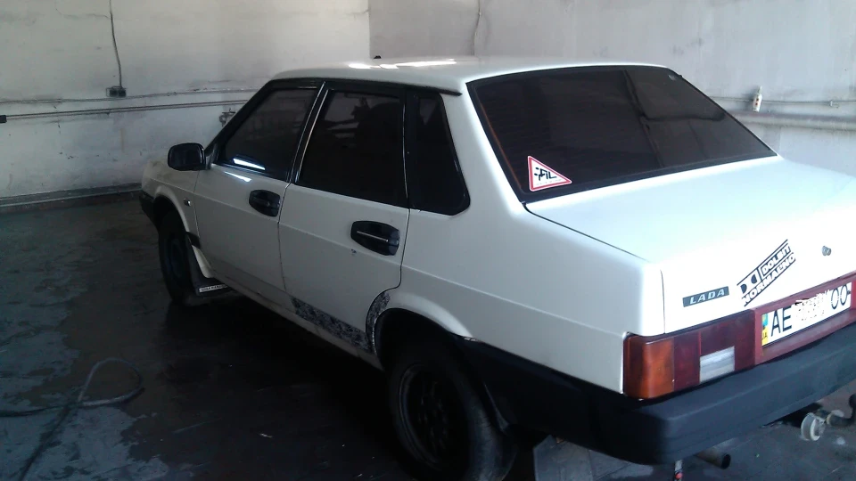 Lada 21099 4