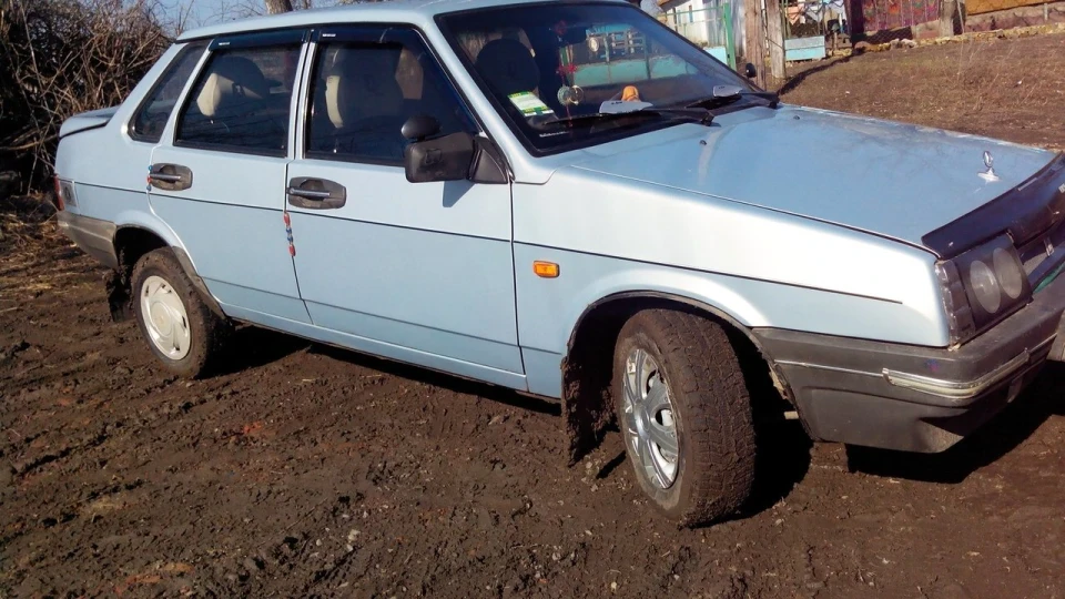 Lada 21099 4