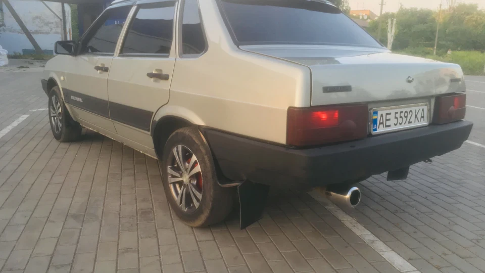 Lada 21099 4