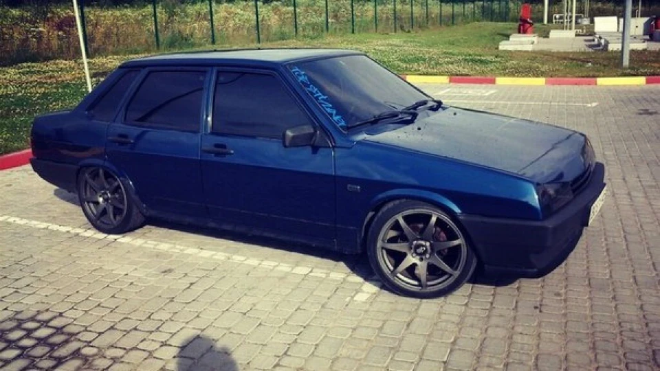 Lada 21099 Red zone