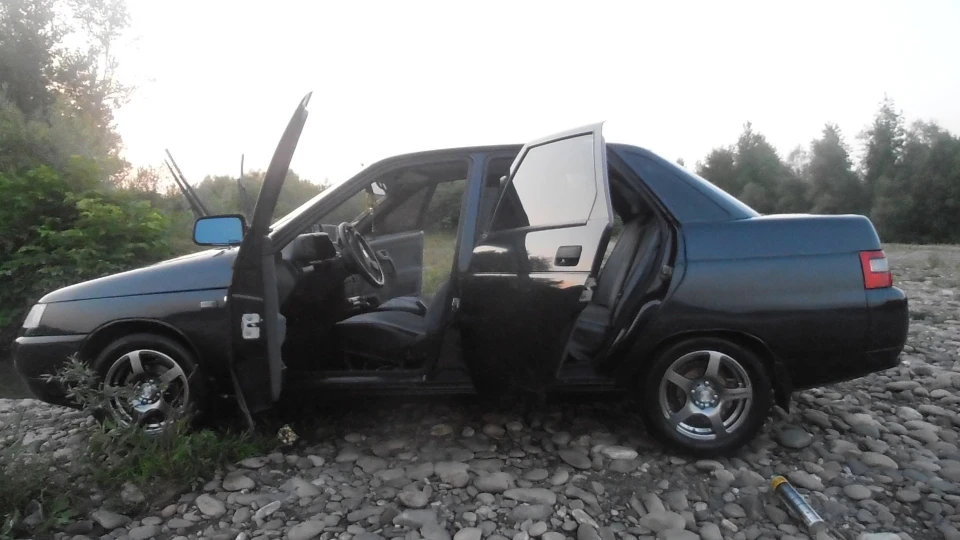 Lada 2110 Чорний металік 5