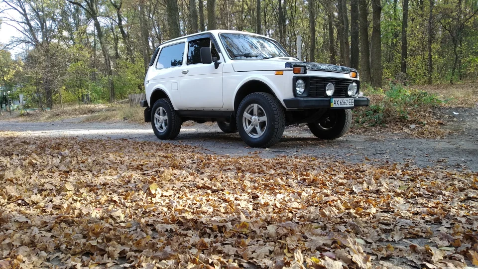 Lada 4x4 3D Білий Танк