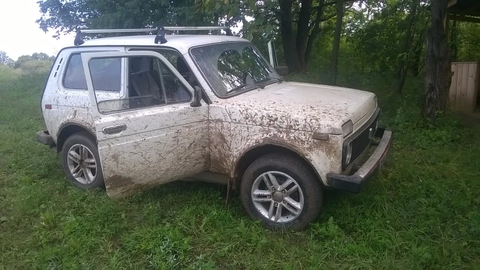 Lada 4x4 3D білий трактор 2