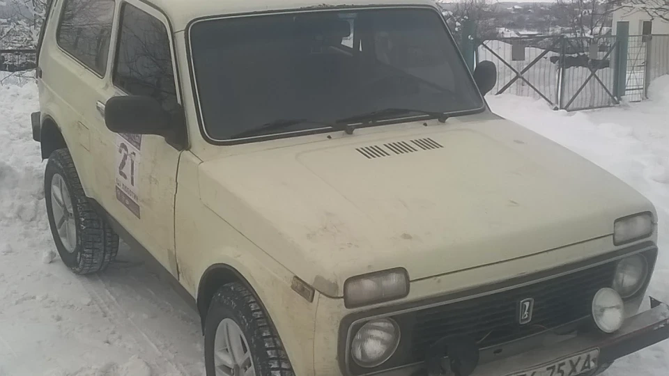 Lada 4x4 3D білий трактор 4