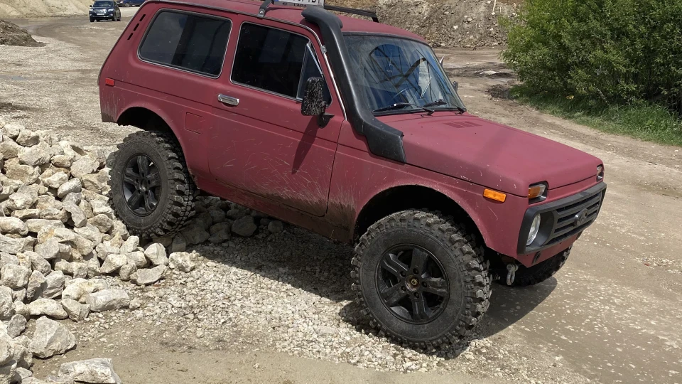 Lada 4x4 3D Червоний квадрат 2