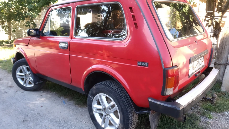 Lada 4x4 3D red SUV