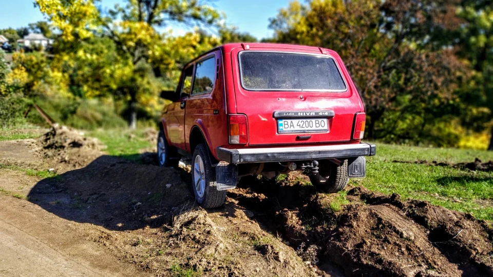 Lada 4x4 3D red SUV 5