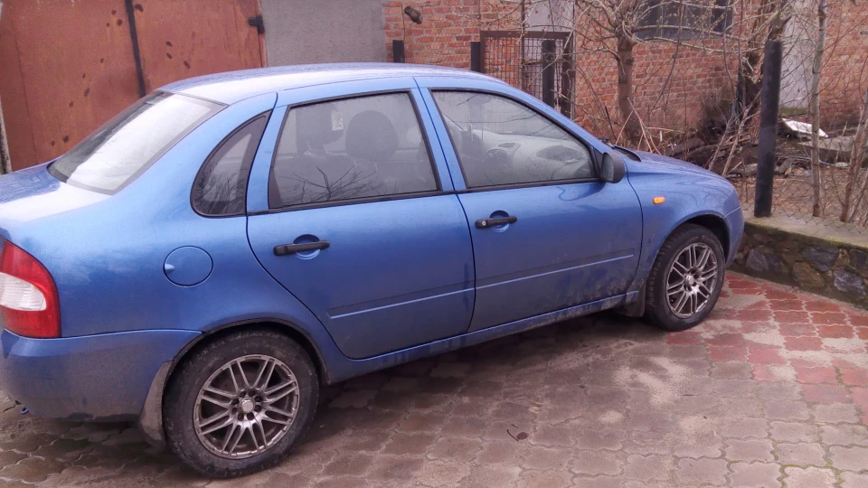 Lada Калина Седан майже завжди синя)