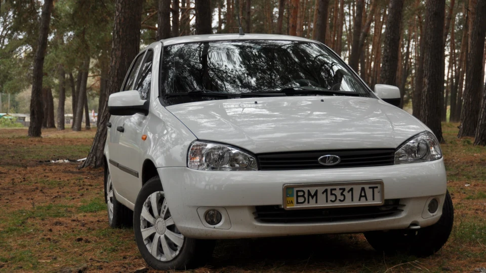 Lada Калина Універсал Біленький Мустанг 2
