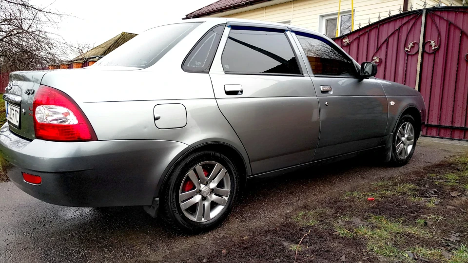 Lada Пріора Седан 217030 3