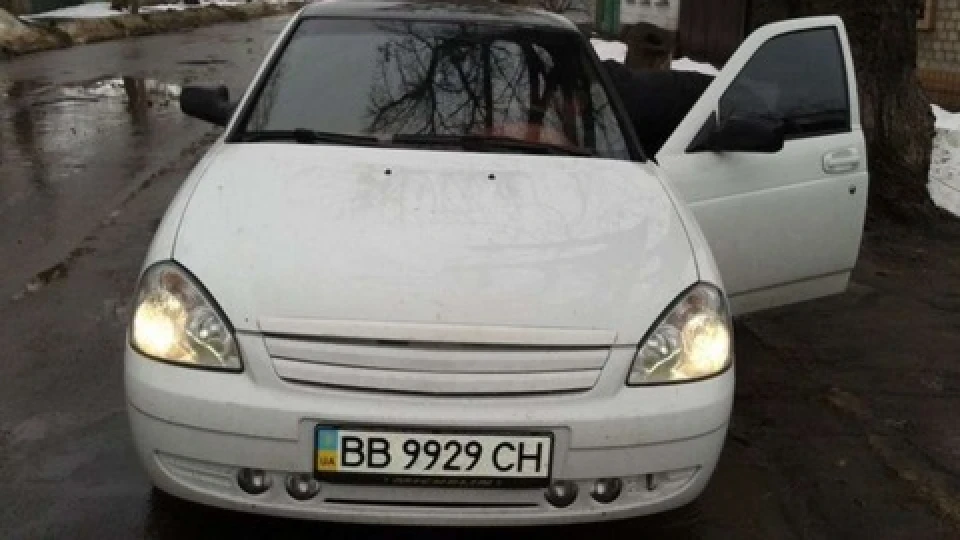 Lada Пріора Седан білий Tazok 2