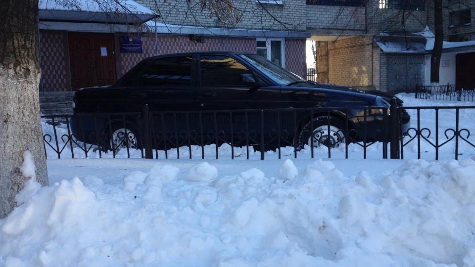 Lada Пріора Седан Брюнет)