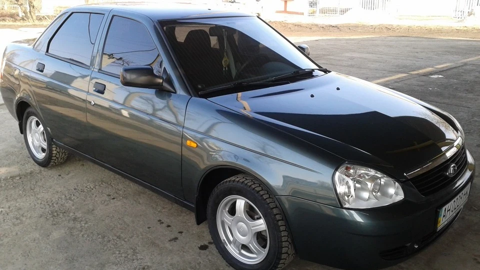 Lada Пріора Седан gReeN metallic 3