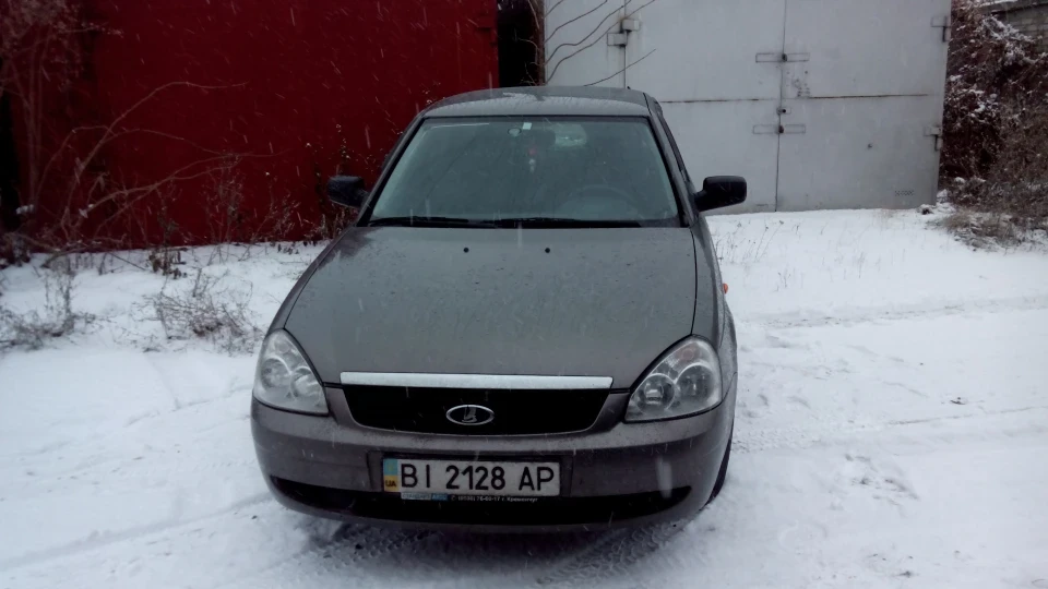 Lada Пріора Седан мокрий асфальт