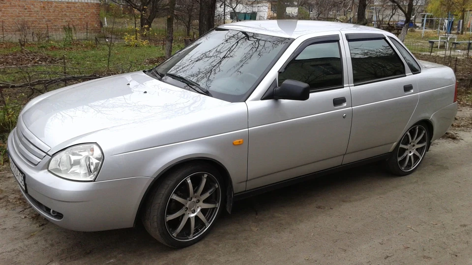 Lada Пріора Седан продана