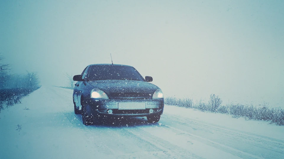 Lada Пріора Седан сильно мокрий асфальт 2