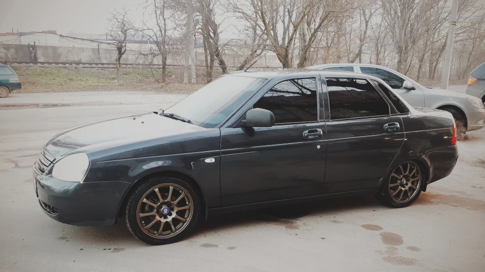 Lada Пріора Седан сильно мокрий асфальт 4