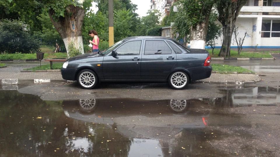 Lada Пріора Седан сильно мокрий асфальт 5