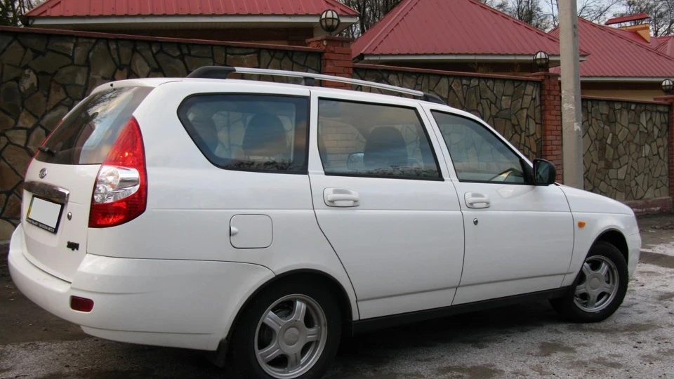 Lada Пріора Універсал Білий лайнер