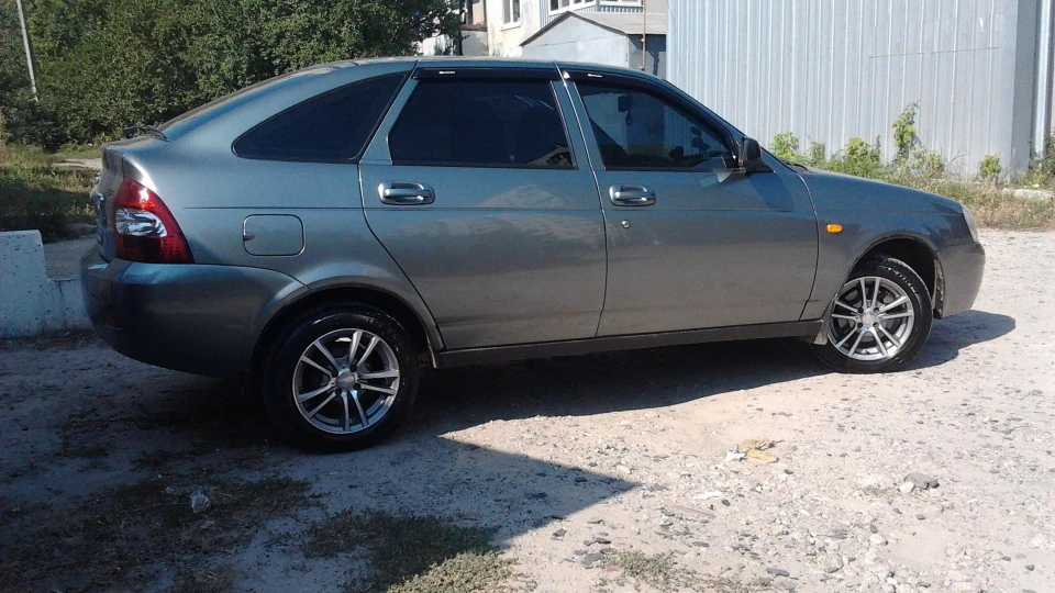 Lada Пріора Хетчбек 3