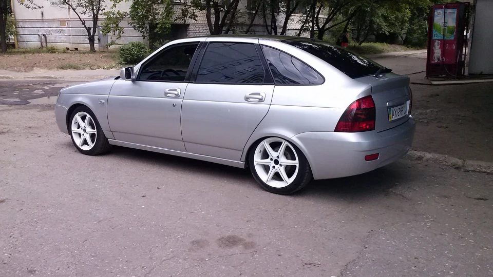 Lada Пріора Хетчбек 3