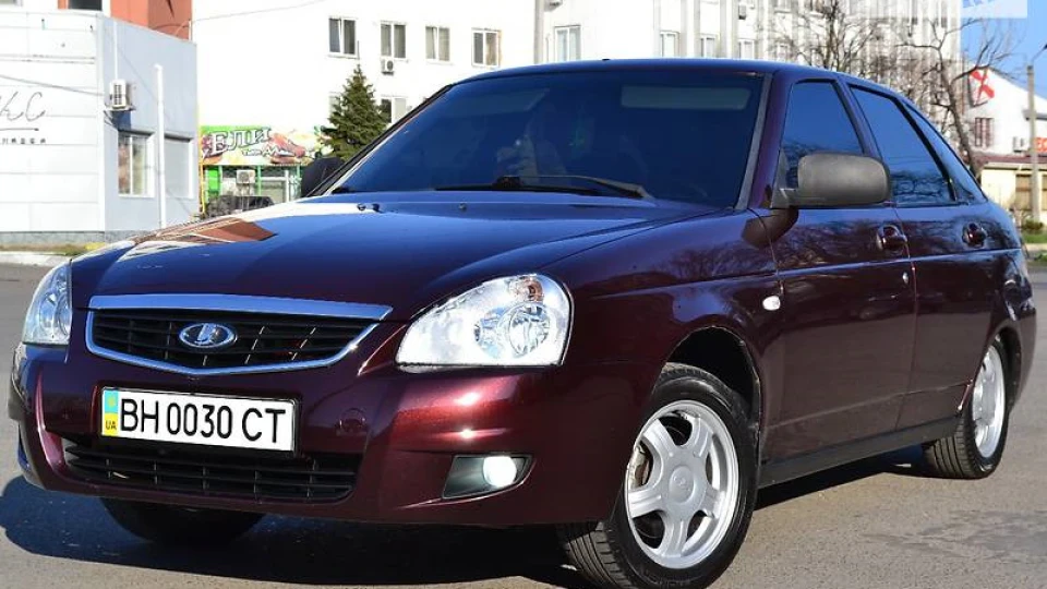 Lada Пріора Хетчбек Баклажан 3