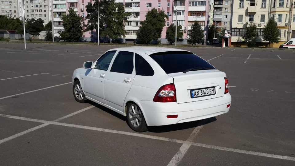 Lada Пріора Хетчбек Білий низький хетч 2