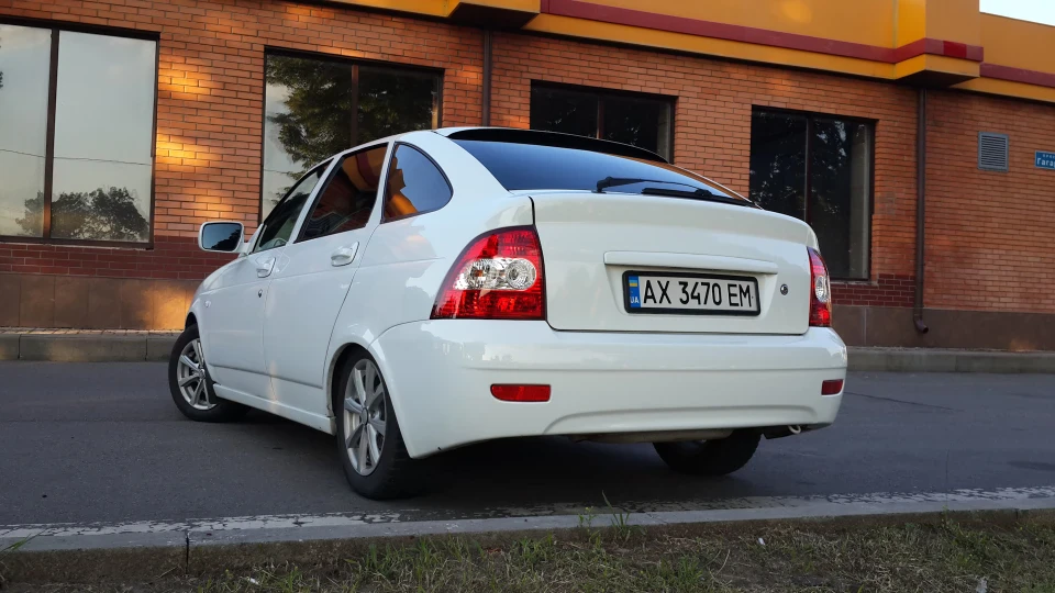 Lada Пріора Хетчбек Білий низький хетч 5