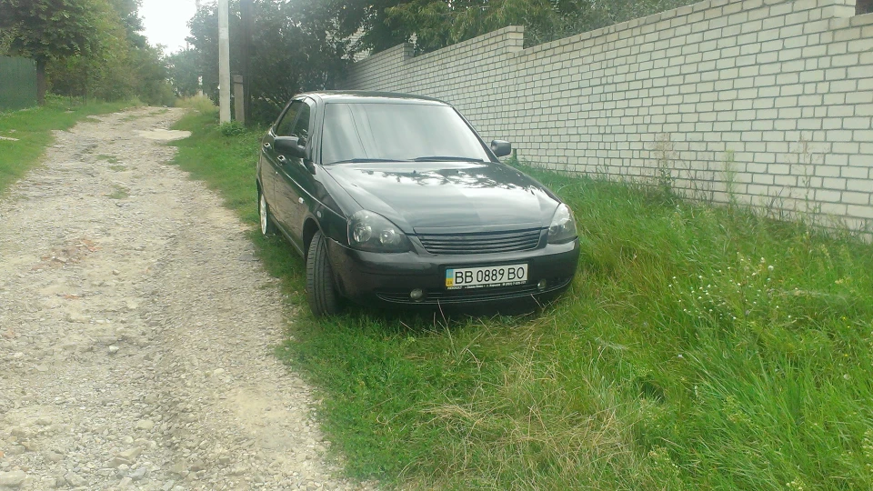 Lada Пріора Хетчбек чорник